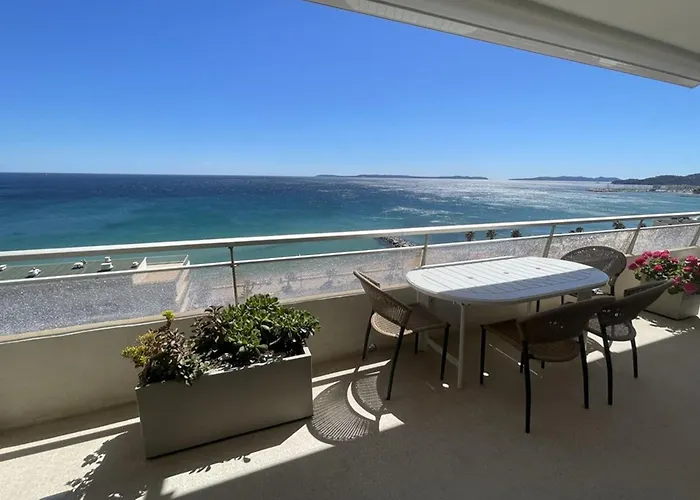 Le Lavandou: T2/t3 Climatise, 20m Plage, 4 Pers, Wifi, Parking - Fr-1-803-8 Lägenhet *