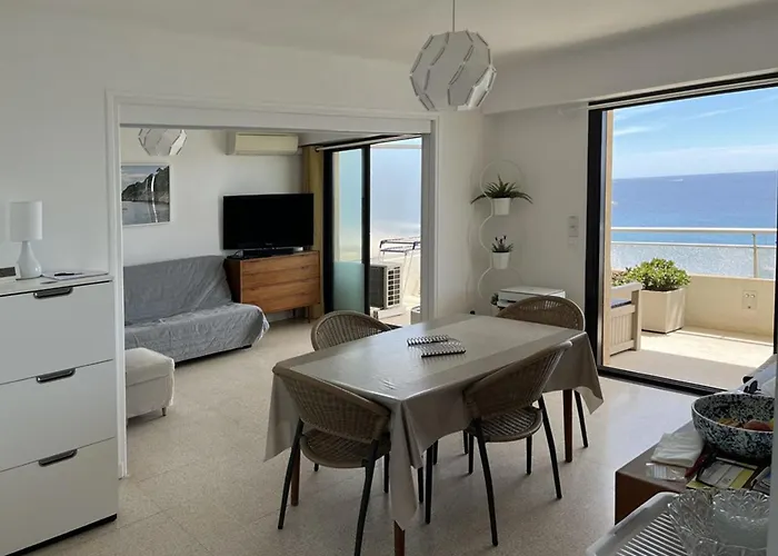 Le Lavandou: T2/t3 Climatise, 20m Plage, 4 Pers, Wifi, Parking - Fr-1-803-8 *