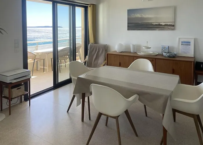 Le Lavandou: T2/t3 Climatise, 20m Plage, 4 Pers, Wifi, Parking - Fr-1-803-8 *