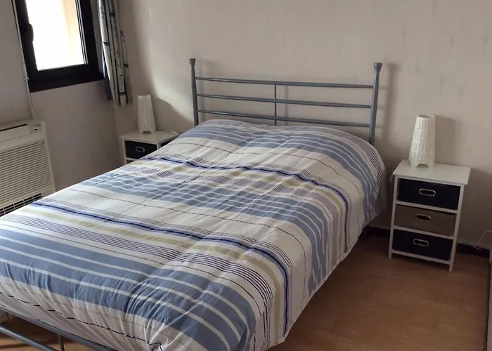 Le Lavandou: T2/t3 Climatise, 20m Plage, 4 Pers, Wifi, Parking - Fr-1-803-8 Lägenhet